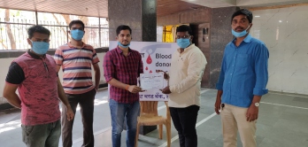रक्तदान शिबीर. कोरोना महामारीच्या काळात मा. मुख्यमंत्री व मा. आरोग्यमंत्री यांच्या आवाहनाला प्रतिसाद म्हणून रक्तदान शिबीर घेण्यात आले.