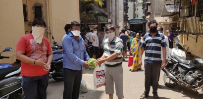 कोरोना महामारीच्या काळात विभागातील रहिवाशांना आधार म्हणून मोफत भाजीपाला, फळे, मास्क, सॅनिटायझरचे वाटप करण्यात आले.