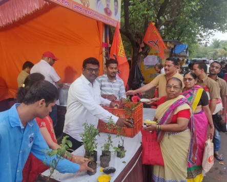 आषाढी एकादशी निमित्त विभागातील भक्तांना फराळ व तुळशी रोपाचे वाटप करण्यात आले.